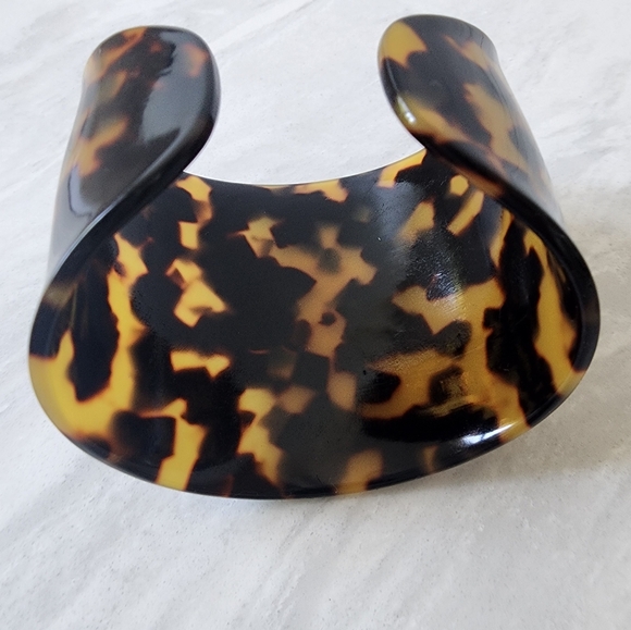 Tortoise Shell Wide Cuff - Picture 2 of 4